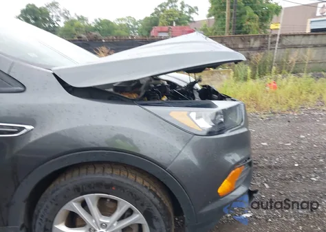 2019 Ford Escape S z USA, uszkodzony, nr VIN 1FMCU0F78KUC27319